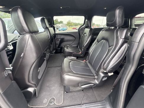 Used 2025 Chrysler Pacifica Select FWD image 9