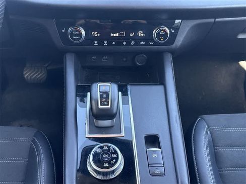 Used 2024 Mitsubishi Outlander SE image 17