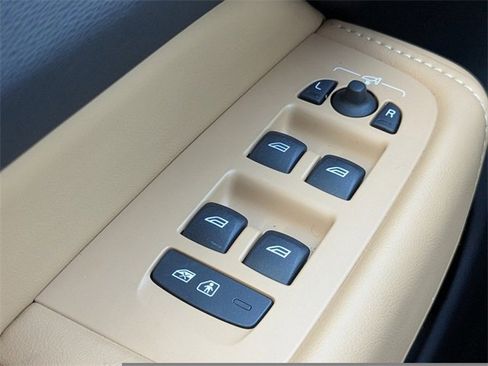 Used 2023 Volvo XC60 B5 Ultimate w/ Climate Package image 24