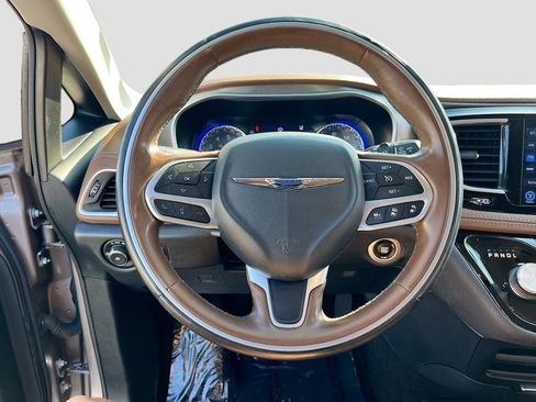Used 2017 Chrysler Pacifica Limited w/ Advanced Safetytec Group FWD image 11