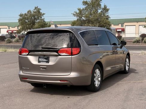 Used 2017 Chrysler Pacifica Touring w/ Tire & Wheel Group FWD image 5