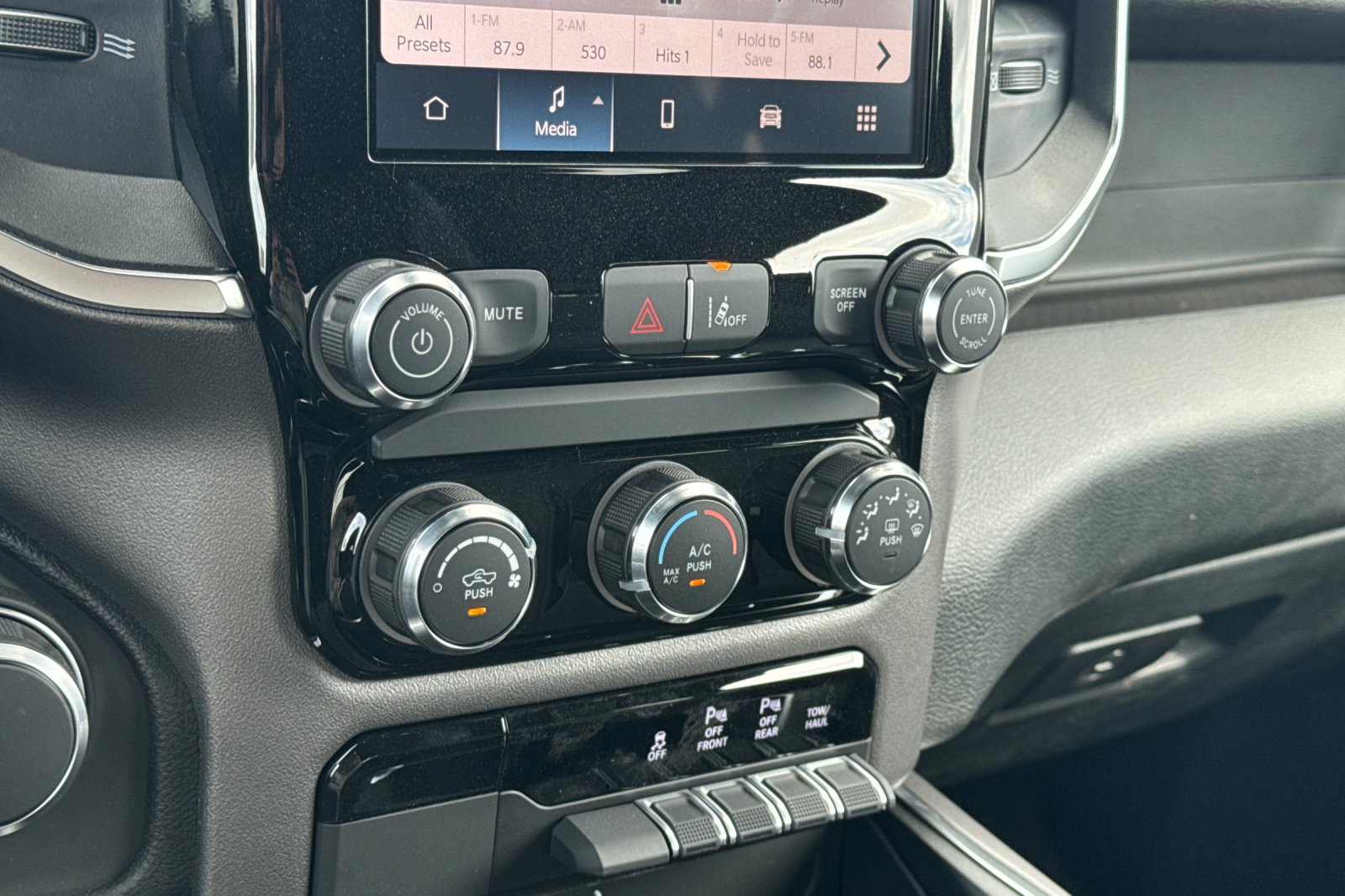 New 2026 RAM 1500 Express AWD/4WD image 18