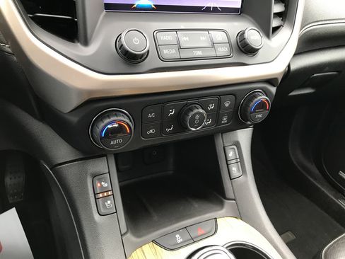 Used 2018 GMC Acadia Denali image 23