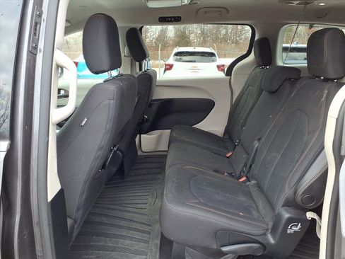 Used 2017 Chrysler Pacifica Touring image 8