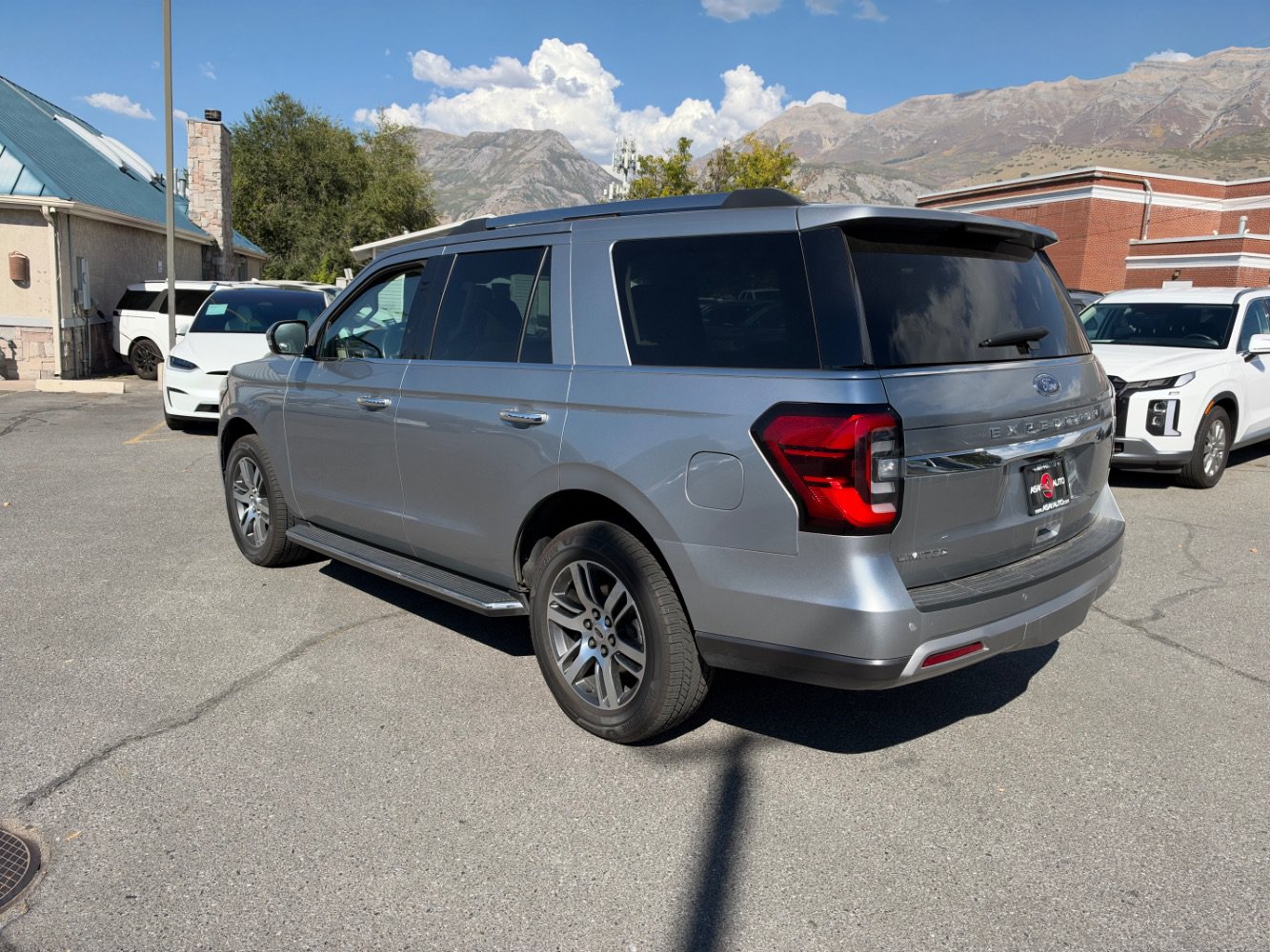 Used 2023 Ford Expedition Limited AWD/4WD image 3