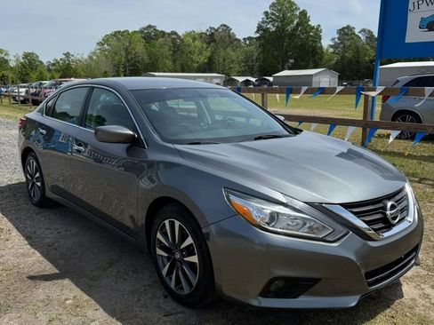 Used 2017 Nissan Altima 2.5 SV image 2