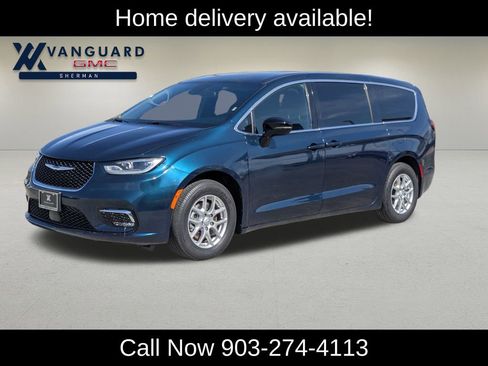 Used 2025 Chrysler Pacifica Select image 3