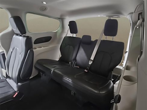Used 2024 Chrysler Pacifica Touring-L image 16