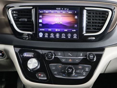 Used 2017 Chrysler Pacifica Touring-L w/ Tire & Wheel Group image 28