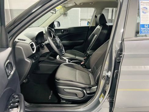 Used 2024 Hyundai Venue Limited FWD image 23