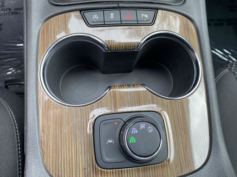 Used 2023 GMC Acadia SLE image 22