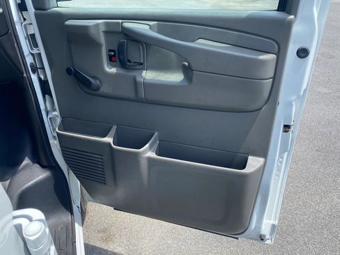 Used 2011 Chevrolet Express 2500 RWD image 16