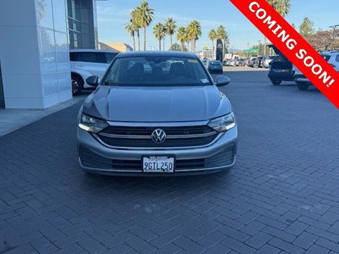 Used 2023 Volkswagen Jetta SE image 2