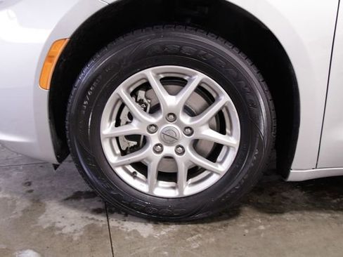 Used 2024 Chrysler Pacifica Touring-L image 11