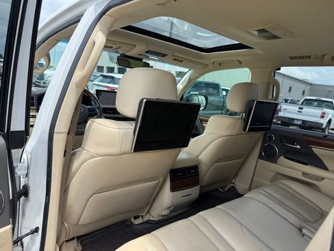 Used 2017 Lexus LX 570 4WD w/ Luxury Package image 8