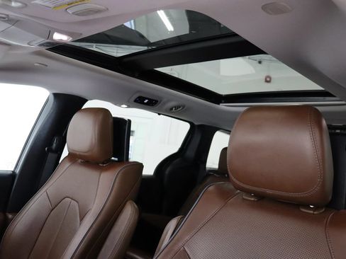 Used 2017 Chrysler Pacifica Limited FWD image 43