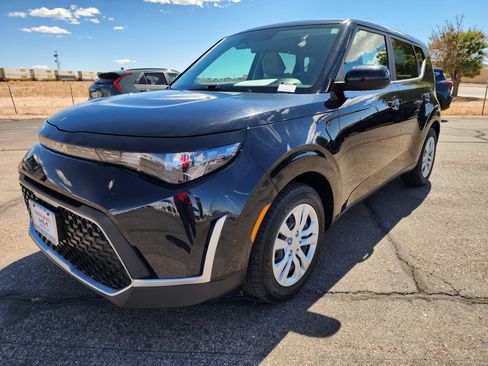Used 2023 Kia Soul LX image 3