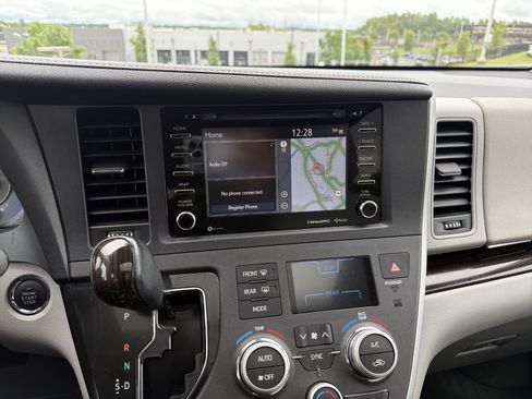 Used 2020 Toyota Sienna XLE w/ XLE Navigation Package FWD image 23