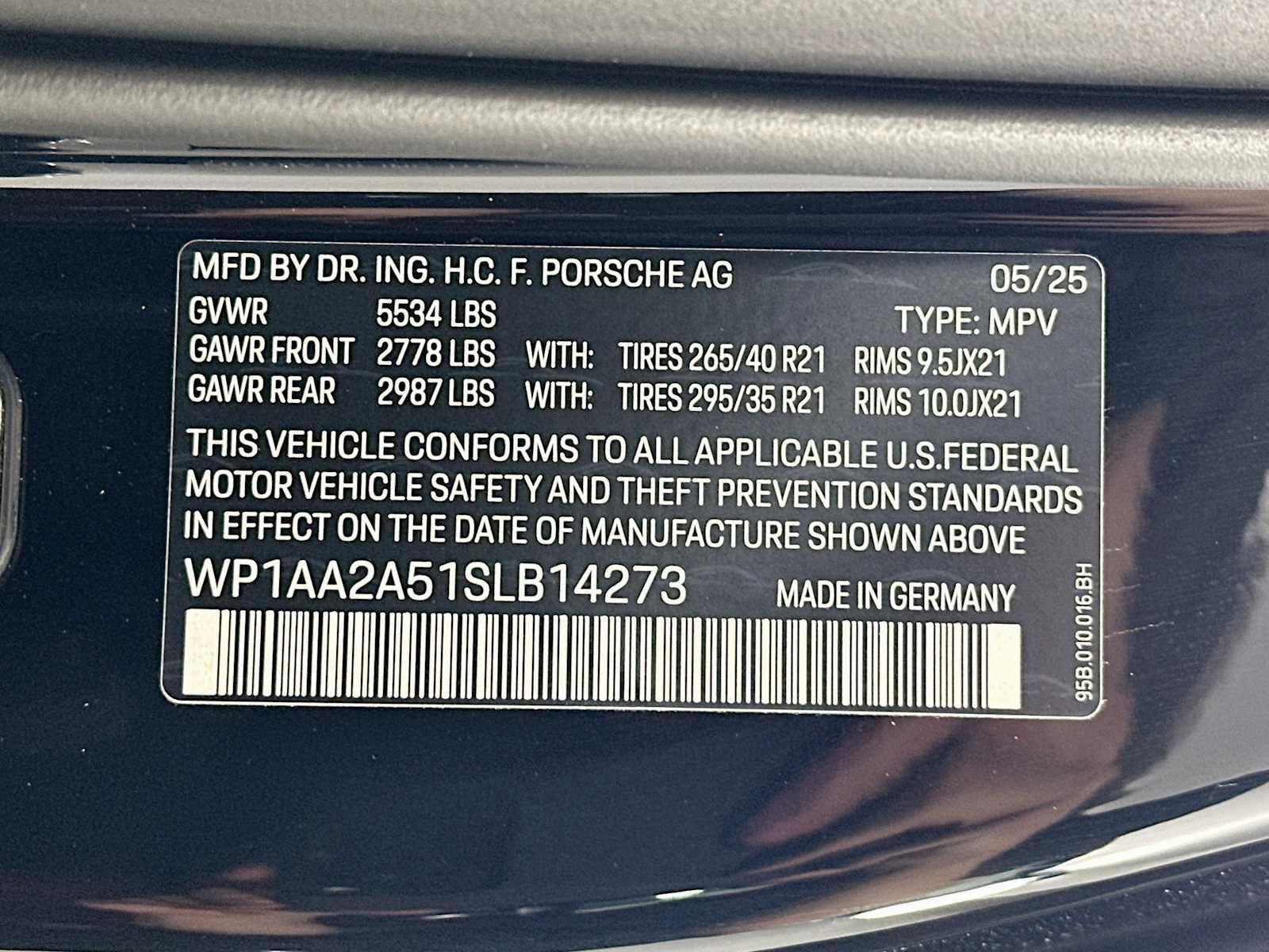 Certified 2025 Porsche Macan AWD/4WD image 33