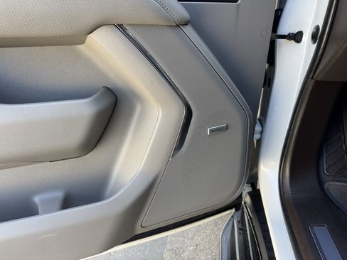 Used 2022 GMC Yukon SLT w/ SLT Luxury Package image 12