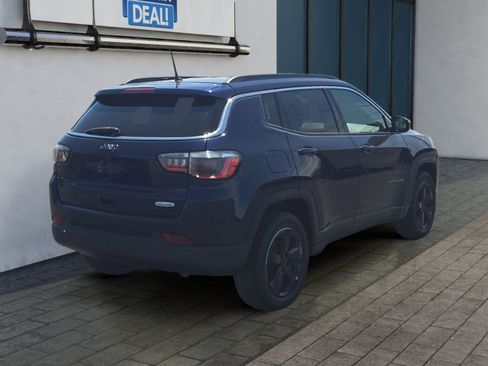 Used 2018 Jeep Compass Latitude w/ Cold Weather Group FWD image 3