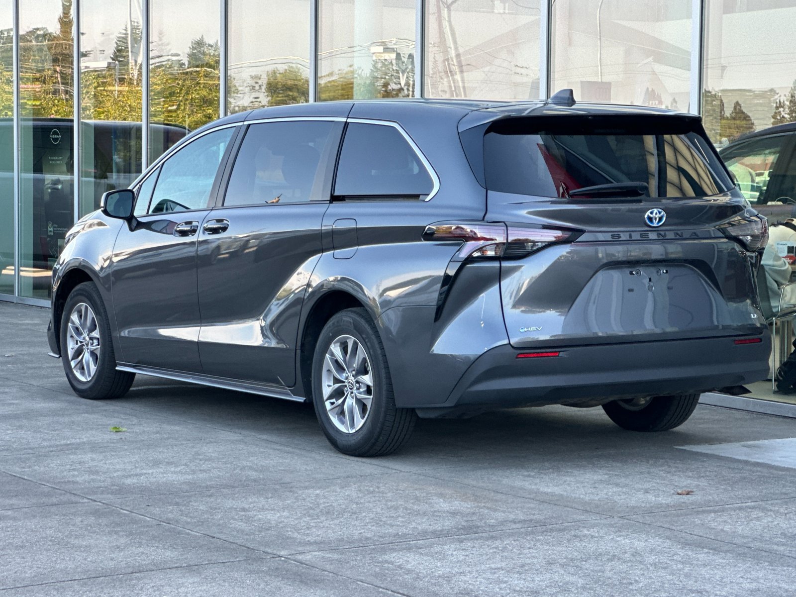 Used 2025 Toyota Sienna LE FWD image 5