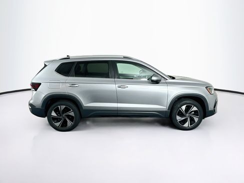 Used 2025 Volkswagen Taos SE AWD/4WD image 10