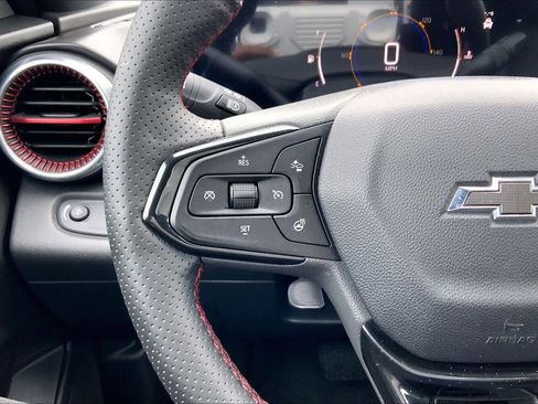 Used 2025 Chevrolet Trax RS FWD image 24