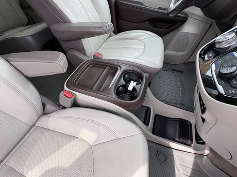 Used 2018 Chrysler Pacifica Touring-L FWD image 28