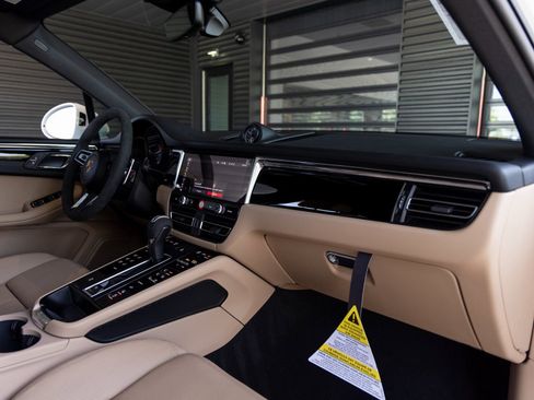 Certified 2025 Porsche Macan Base image 35