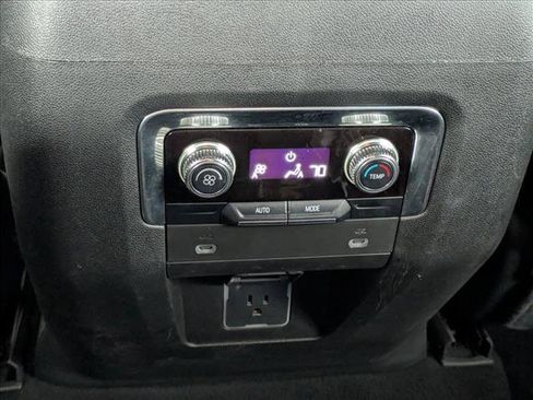 Used 2023 GMC Yukon XL SLT RWD image 17