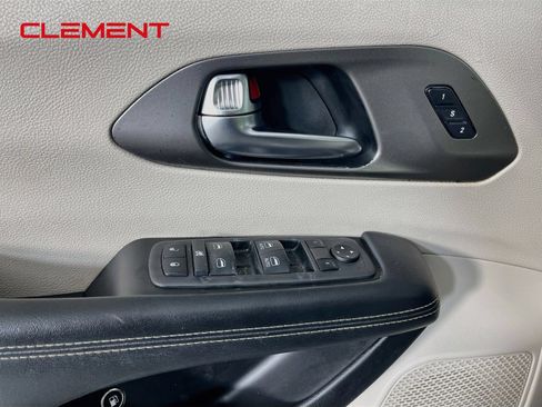Used 2021 Chrysler Pacifica Touring-L FWD image 26