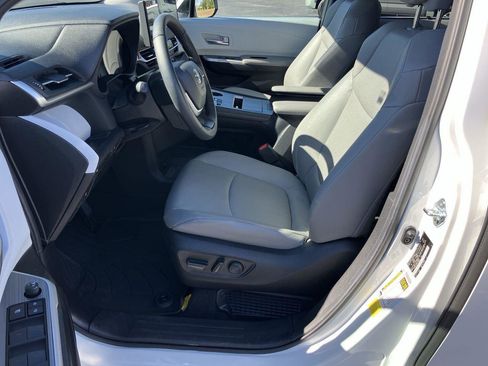 Used 2025 Toyota Sienna XLE image 12