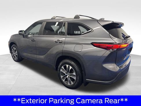 Used 2023 Toyota Highlander XLE AWD/4WD image 3