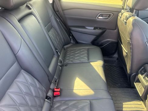 Certified 2025 Nissan Rogue Platinum FWD image 33