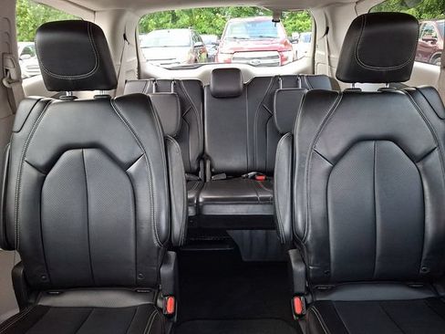Used 2024 Chrysler Pacifica Touring-L FWD image 27