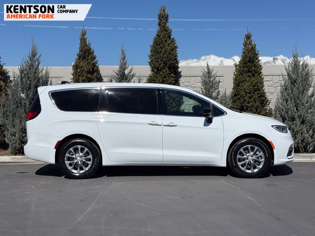 Used 2026 Chrysler Pacifica Limited AWD/4WD image 11
