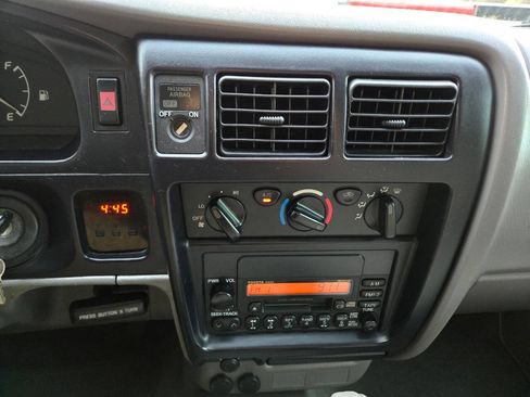 Used 2002 Toyota Tacoma 2WD Regular Cab image 10