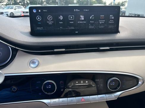 Used 2025 Genesis GV70 2.5T AWD/4WD image 24