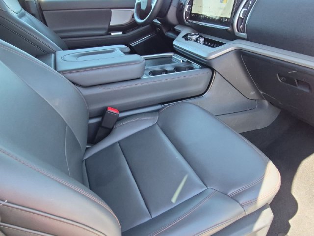 Used 2025 Ford Expedition Active AWD/4WD image 21