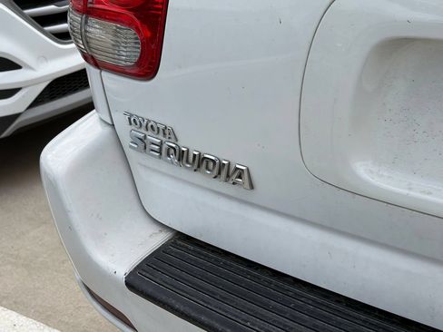 Used 2007 Toyota Sequoia SR5 w/ Preferred Pkg RWD image 5
