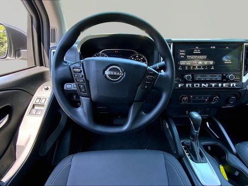 Used 2025 Nissan Frontier SV RWD image 8