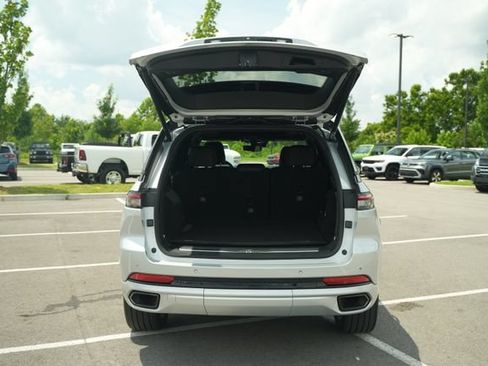 Used 2023 Jeep Grand Cherokee Summit AWD/4WD image 18