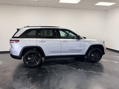 Used 2024 Jeep Grand Cherokee Altitude AWD/4WD image 22