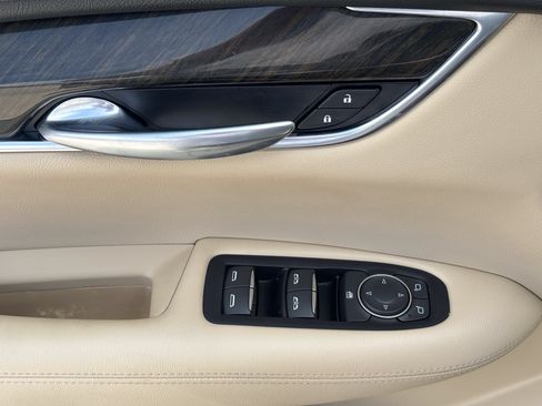 Used 2018 Cadillac XT5 FWD image 11