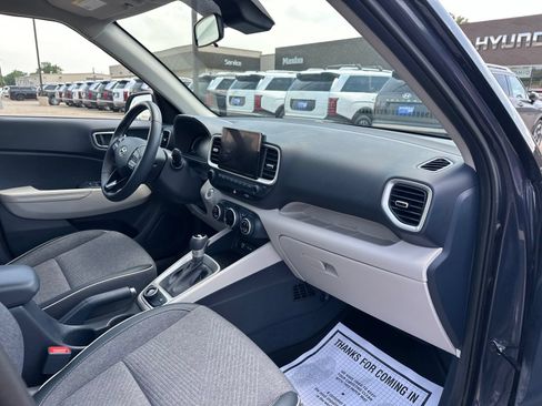 Used 2025 Hyundai Venue Limited FWD image 26