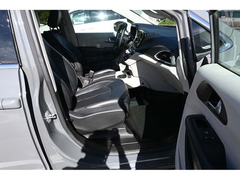 Used 2022 Chrysler Pacifica Touring-L FWD image 15