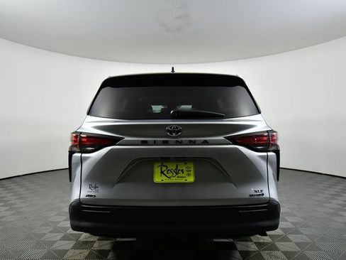 Used 2021 Toyota Sienna XLE image 12