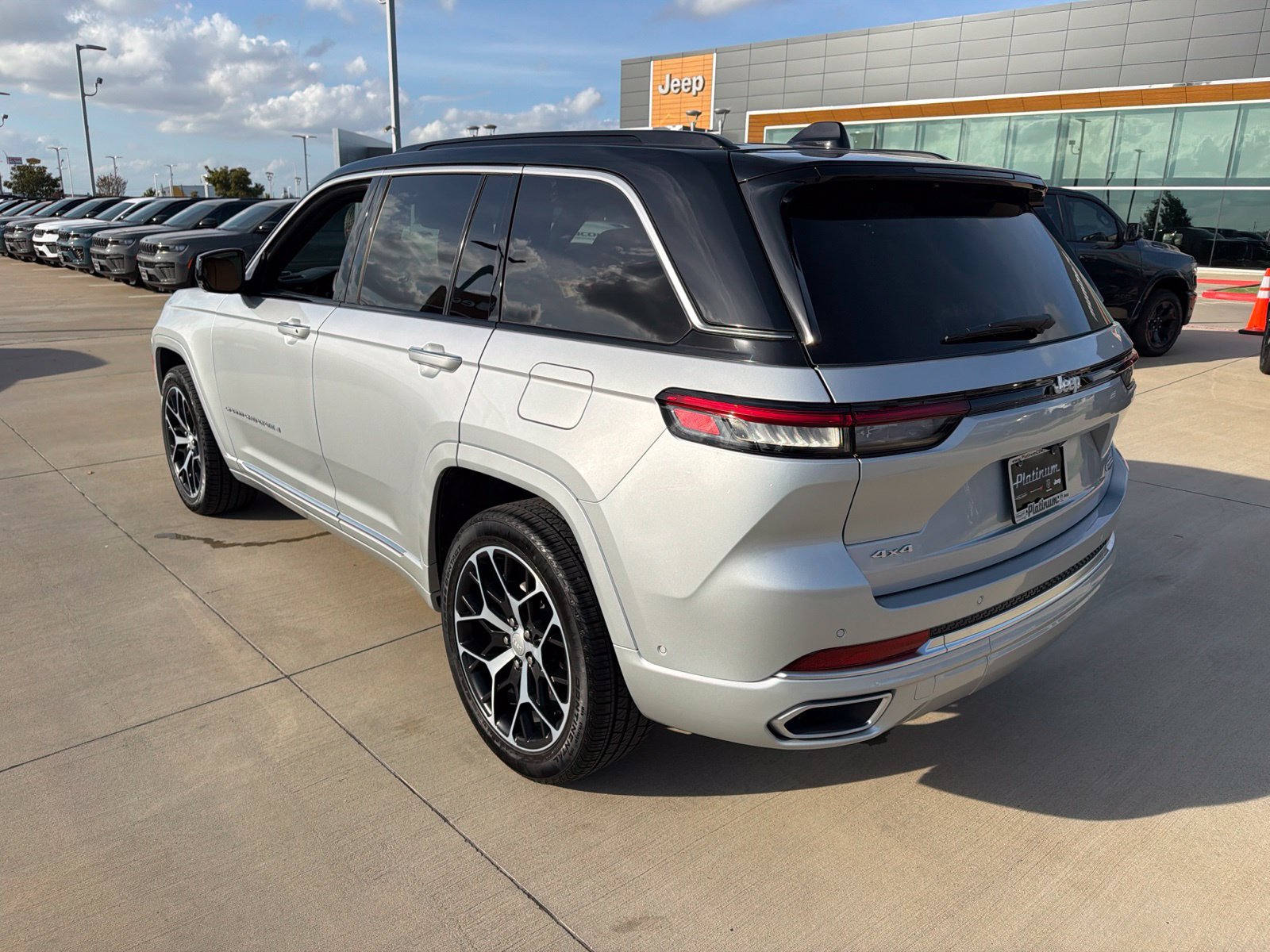 Used 2025 Jeep Grand Cherokee Summit AWD/4WD image 3