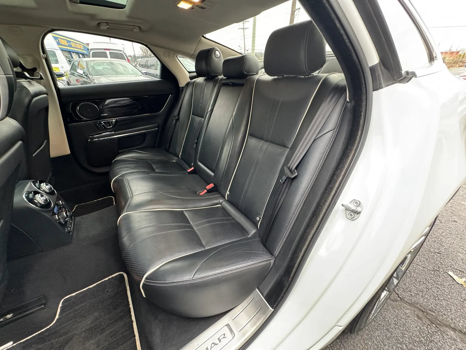 Used 2019 Jaguar XJ R-Sport RWD image 28